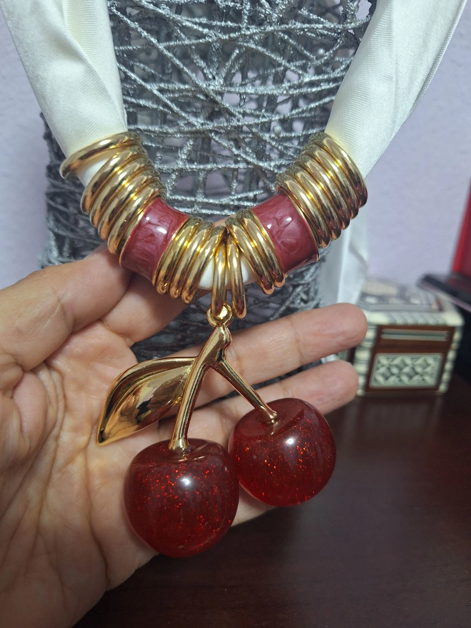 Collar maxi de cerezas 🍒 XL efecto satén y dorado | Original, retro, pin up, coquette – photo 4